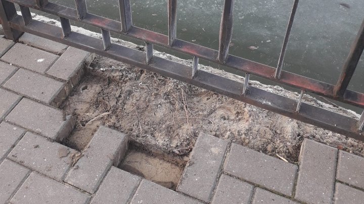 Caldarâm vandalizat în Valea Morilor. Câteva bucăți de pavaj au fost scoase și aruncate în lac 