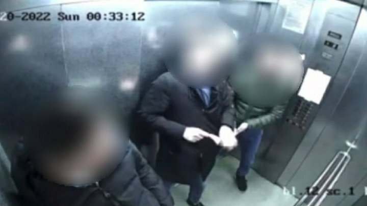 REVOLTĂTOR. Doi tineri, surprinși cum scuipă în oglinda unui ascensor: „Țara să-și cunoască eroii” (VIDEO)