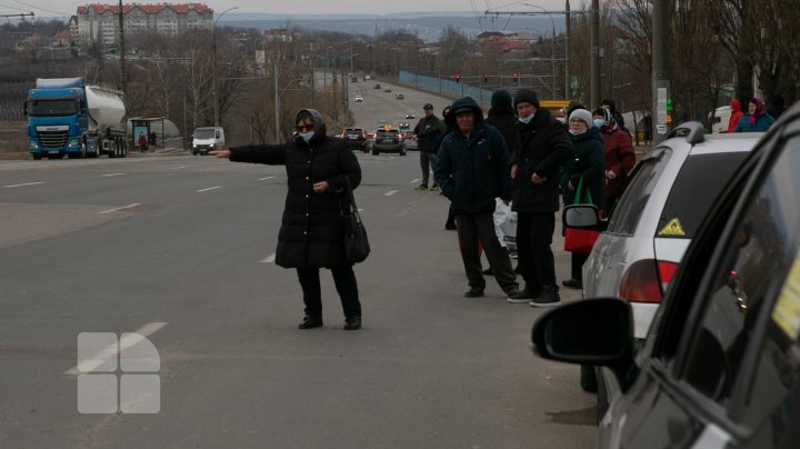 PROTESTUL transportatorilor. Oamenii au stat ore întregi până au găsit  o mașină de ocazie ca să plece acasă