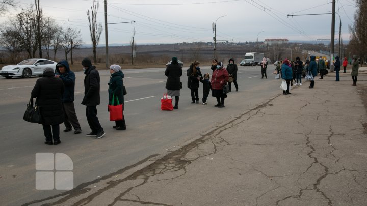 PROTESTUL transportatorilor. Oamenii au stat ore întregi până au găsit  o mașină de ocazie ca să plece acasă