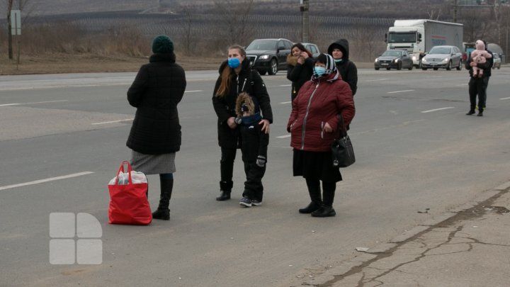 PROTESTUL transportatorilor. Oamenii au stat ore întregi până au găsit  o mașină de ocazie ca să plece acasă