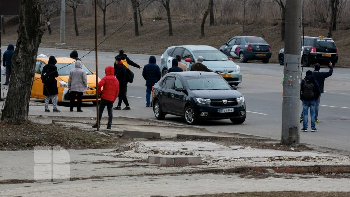 PROTESTUL transportatorilor. Oamenii au stat ore întregi până au găsit  o mașină de ocazie ca să plece acasă