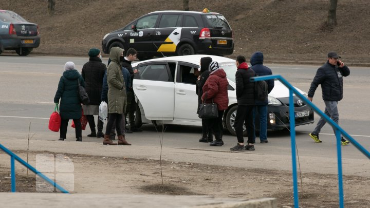 PROTESTUL transportatorilor. Oamenii au stat ore întregi până au găsit  o mașină de ocazie ca să plece acasă