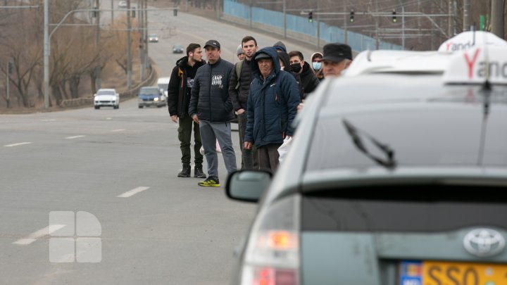 PROTESTUL transportatorilor. Oamenii au stat ore întregi până au găsit  o mașină de ocazie ca să plece acasă