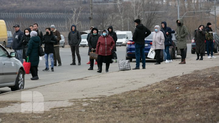 PROTESTUL transportatorilor. Oamenii au stat ore întregi până au găsit  o mașină de ocazie ca să plece acasă