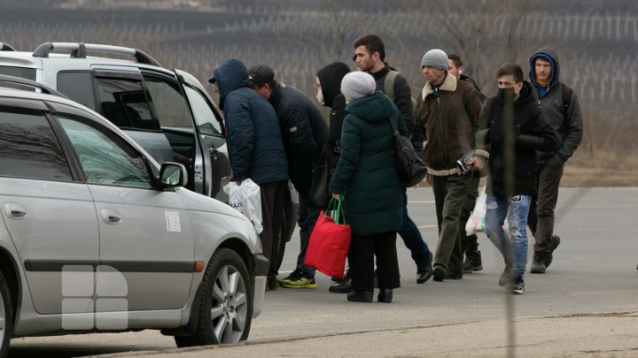 PROTESTUL transportatorilor. Oamenii au stat ore întregi până au găsit  o mașină de ocazie ca să plece acasă