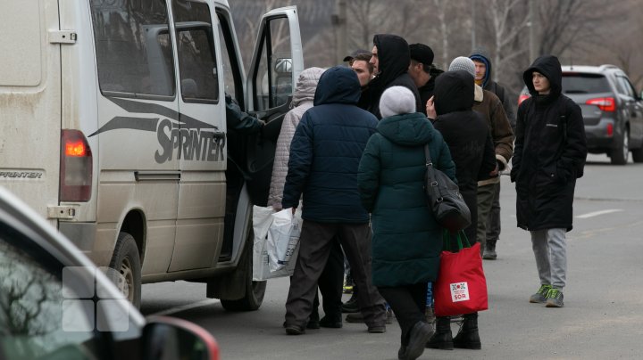 PROTESTUL transportatorilor. Oamenii au stat ore întregi până au găsit  o mașină de ocazie ca să plece acasă