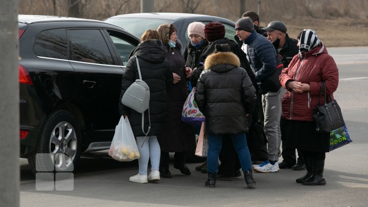 PROTESTUL transportatorilor. Oamenii au stat ore întregi până au găsit  o mașină de ocazie ca să plece acasă