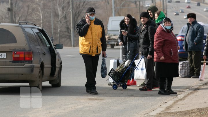 PROTESTUL transportatorilor. Oamenii au stat ore întregi până au găsit  o mașină de ocazie ca să plece acasă