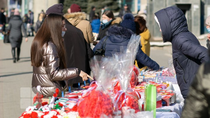 Semn că primăvara e aproape. Primele mărțișoare au apărut în vânzare, în centrul Capitalei (FOTO)