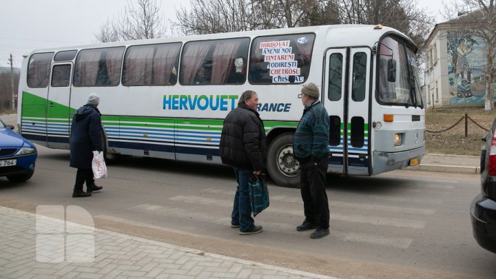 Protest la Hîrbovăţ: Sătenii cer să fie interzisă circulaţia camioanelor de mare tonaj prin localitate (FOTOREPORT)