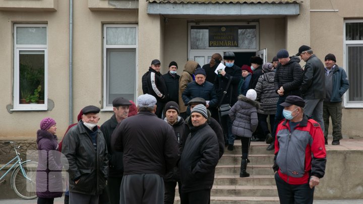 Protest la Hîrbovăţ: Sătenii cer să fie interzisă circulaţia camioanelor de mare tonaj prin localitate (FOTOREPORT)