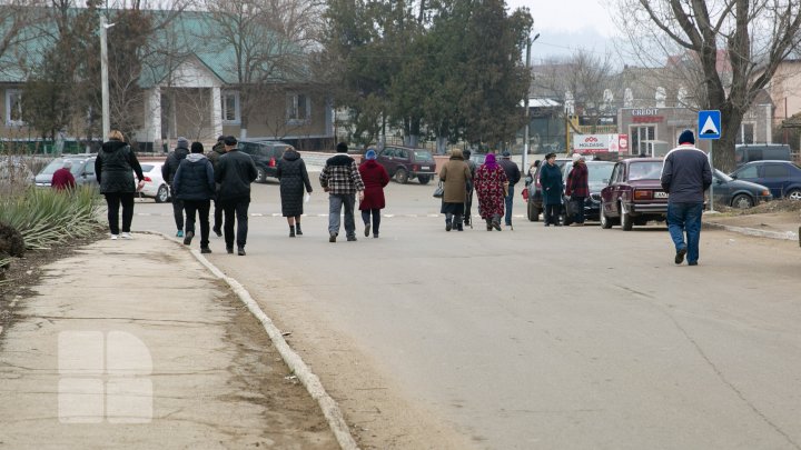 Protest la Hîrbovăţ: Sătenii cer să fie interzisă circulaţia camioanelor de mare tonaj prin localitate (FOTOREPORT)