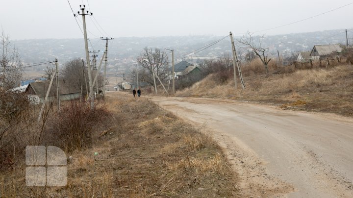 Protest la Hîrbovăţ: Sătenii cer să fie interzisă circulaţia camioanelor de mare tonaj prin localitate (FOTOREPORT)