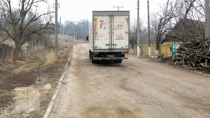 Protest la Hîrbovăţ: Sătenii cer să fie interzisă circulaţia camioanelor de mare tonaj prin localitate (FOTOREPORT)