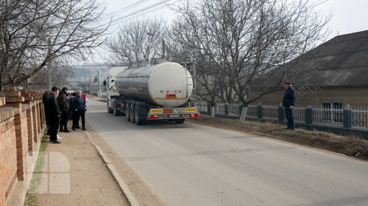 Protest la Hîrbovăţ: Sătenii cer să fie interzisă circulaţia camioanelor de mare tonaj prin localitate (FOTOREPORT)