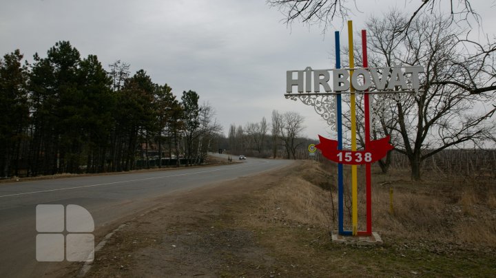 Protest la Hîrbovăţ: Sătenii cer să fie interzisă circulaţia camioanelor de mare tonaj prin localitate (FOTOREPORT)