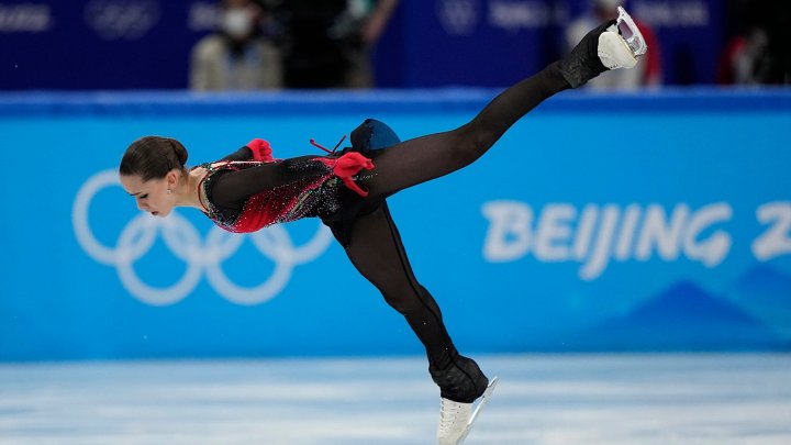 Kamila Valieva, prima patinatoare din lume care reușește o săritură cvadruplă la Jocurile Olimpice