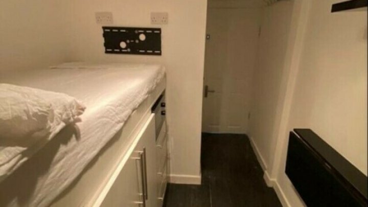 Cel mai mic apartament din Londra a fost scos la vânzare la licitaţie. Cât costă acesta