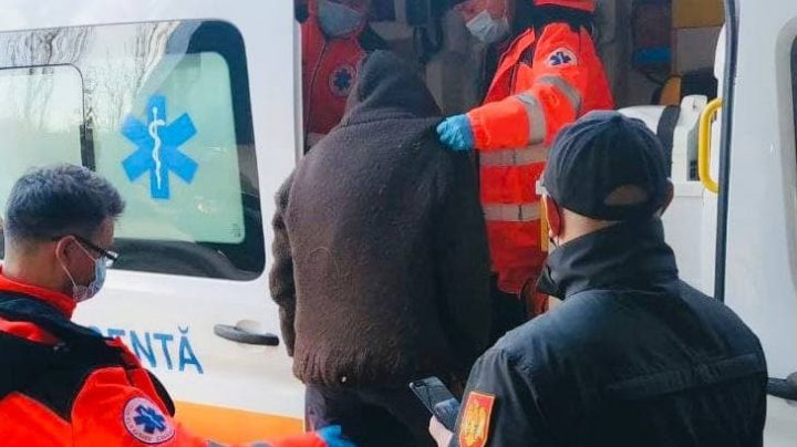 A pierdut cunoștința, aflându-se pe stradă. Un bărbat din Bălți, ajutat de carabinieri (FOTO)