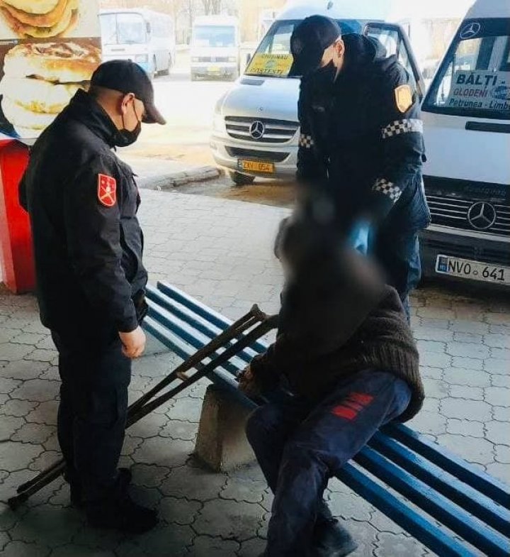 A pierdut cunoștința, aflându-se pe stradă. Un bărbat din Bălți, ajutat de carabinieri (FOTO)