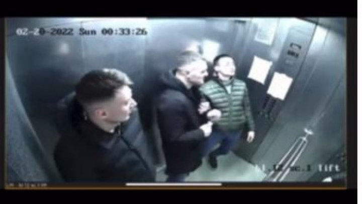 REVOLTĂTOR. Doi tineri, surprinși cum scuipă în oglinda unui ascensor: „Țara să-și cunoască eroii” (VIDEO)