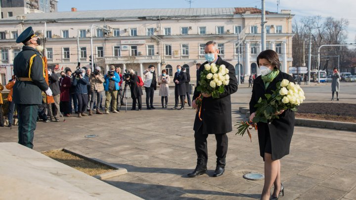 Nicolae Ciucă și Natalia Gavrilița au depus flori la monumentul lui Ștefan cel Mare (FOTO)