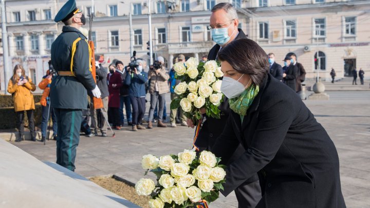 Nicolae Ciucă și Natalia Gavrilița au depus flori la monumentul lui Ștefan cel Mare (FOTO)