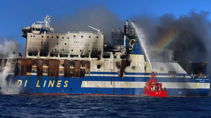 Feribotul cuprins de flăcări în Grecia va fi tractat într-un port. Pompierii încă nu au stins incendiul