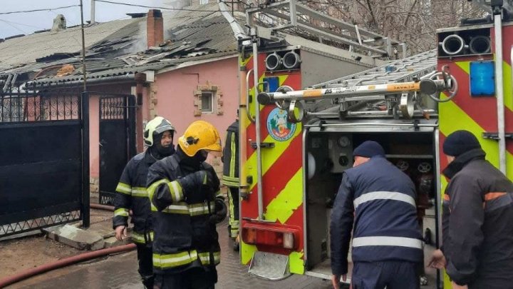 O casă din centrul Capitalei, cuprinsă de flăcări. Pompierii, la fața locului (FOTO)