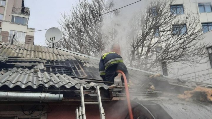 O casă din centrul Capitalei, cuprinsă de flăcări. Pompierii, la fața locului (FOTO)