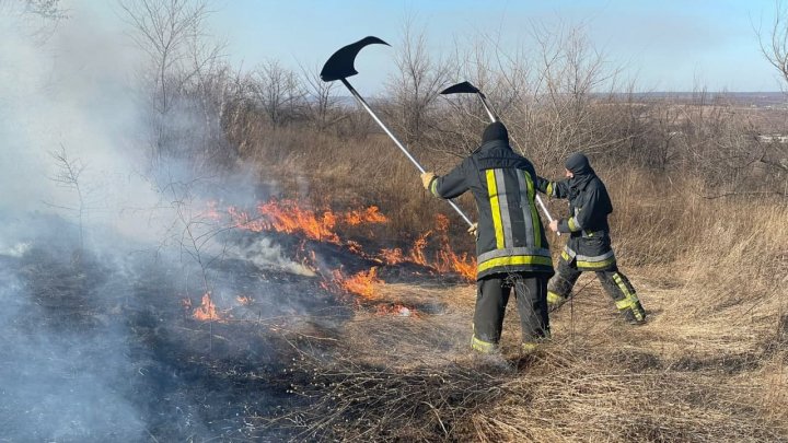 De la începutul anului, angajaţii IGSU au intervenit pentru stingerea a trei mii de incendii