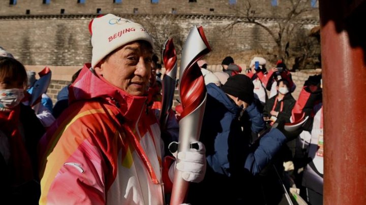 Flacăra olimpică, purtată de legendarul actor Jackie Chan