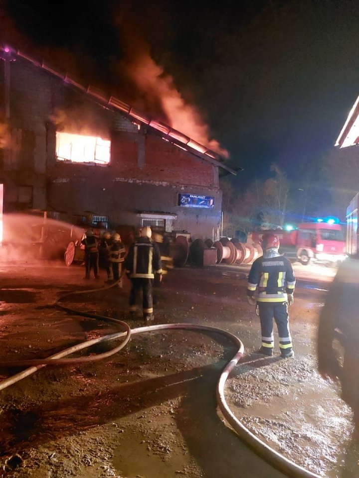 INCENDIU de PROPORȚII în Capitală. 64 de pompieri au luptat pentru a stinge flăcările uriașe (VIDEO/FOTO)