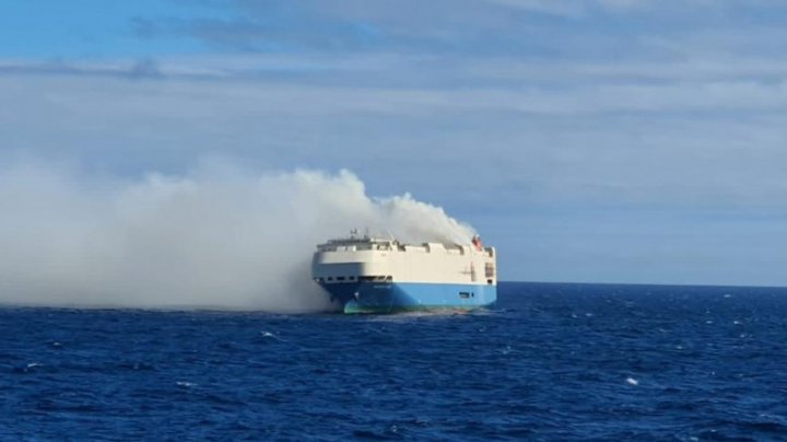 O navă plină cu mașini de lux a luat foc și plutește în derivă în Oceanul Atlantic