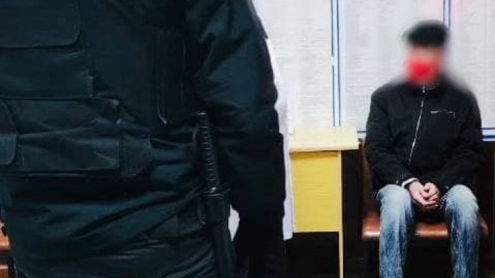 Bărbat agresiv pe o stradă din Bălți. Suspectul, reținut de carabinieri după ce ar fi atacat verbal un grup de copii