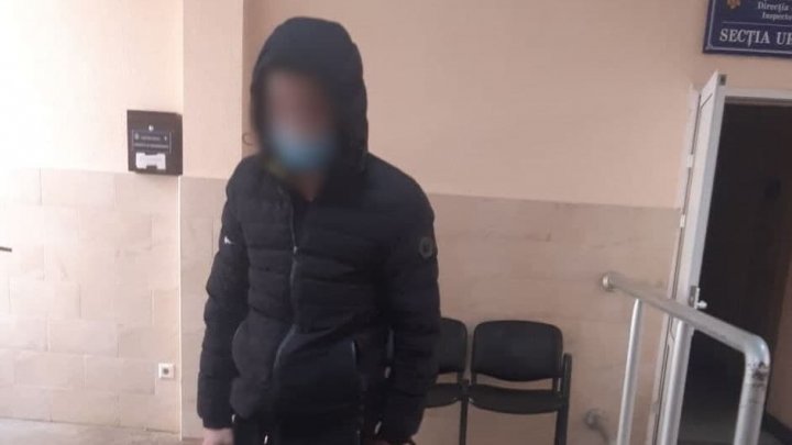 I-a uimit pe oamenii legii prin SINCERITATE! Un bărbat le-a spus carabinierilor din Capitală că deține substanțe interzise