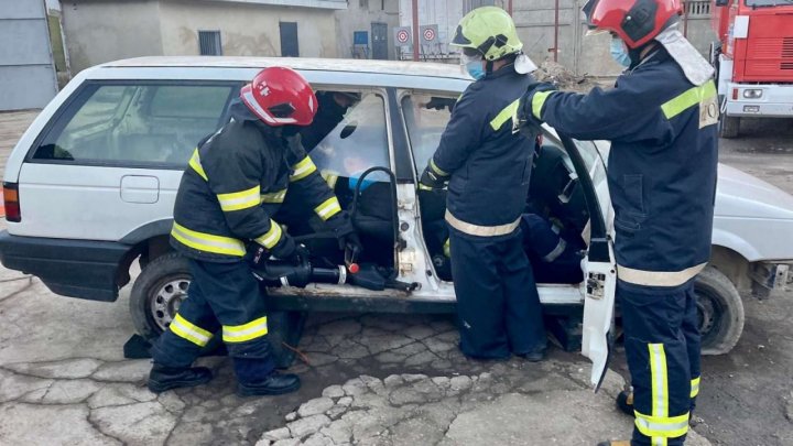 Vor acorda primul ajutor, vor merge la misiuni de descarcerare și deblocare. 13 angajați IGSU din nordul țării au devenit paramedici SMURD