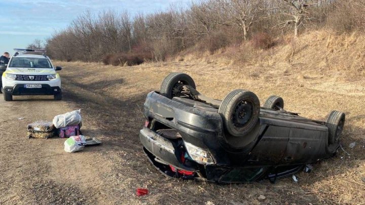 Accident grav în apropiere de Grătiești. O mașină care venea din Ucraina s-a răsturnat pe șosea. O femeie, transportată la spital (FOTO)