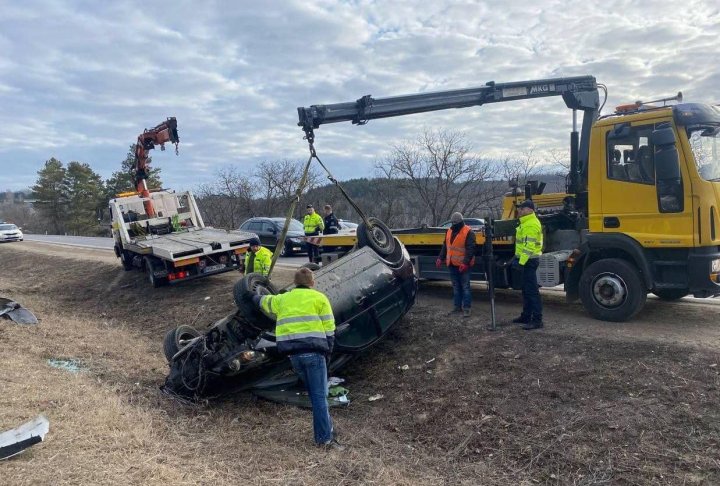 Accident grav în apropiere de Grătiești. O mașină care venea din Ucraina s-a răsturnat pe șosea. O femeie, transportată la spital (FOTO)