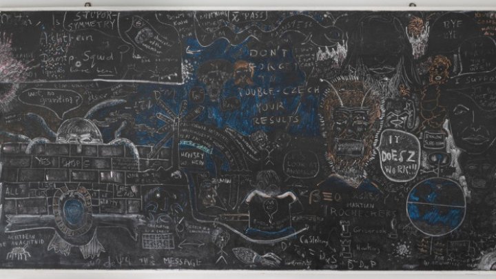 Celebra tablă cu ecuații și glume, ochelarii, scaunul cu rotile ale lui Stephen Hawking, expuse pentru prima dată publicului la Londra