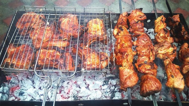 Carnea pregătită deasupra cărbunilor este echivalentul a zece pachete de țigări. Vezi care este cel mai puțin nociv grătar