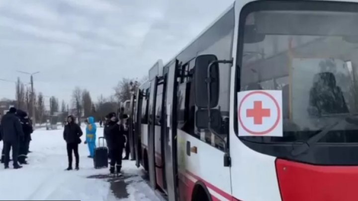 Evacuarea cetățenilor ucraineni din calea războiului. Coridorul umanitar va continua să funcționeze și miercuri