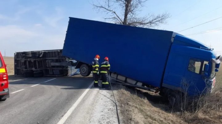 Accident grav pe o șosea din județul Iași. Un TIR încărcat cu ajutoare pentru Ucraina s-a răsturnat (FOTO)