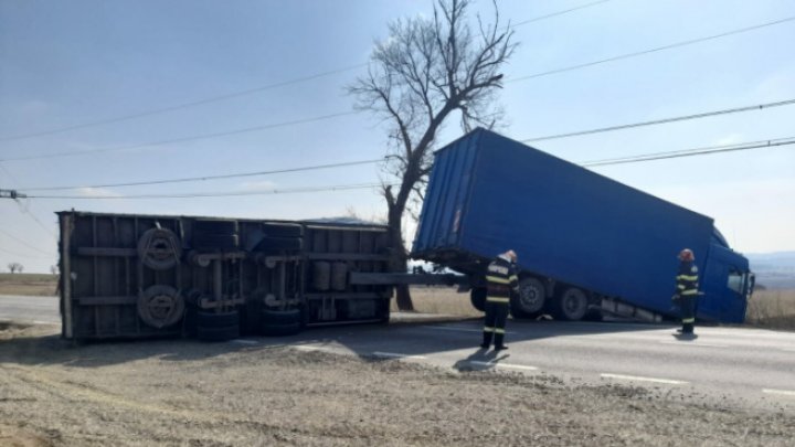 Accident grav pe o șosea din județul Iași. Un TIR încărcat cu ajutoare pentru Ucraina s-a răsturnat (FOTO)