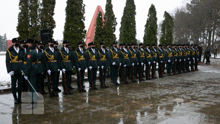 Victimele conflictului armat de pe Nistru au fost comemorate prin depuneri de flori la monumentul "Maica Îndurerată" (FOTOREPORT)