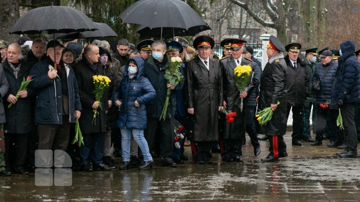 Victimele conflictului armat de pe Nistru au fost comemorate prin depuneri de flori la monumentul "Maica Îndurerată" (FOTOREPORT)