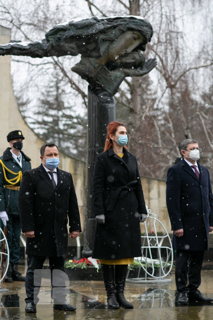 Victimele conflictului armat de pe Nistru au fost comemorate prin depuneri de flori la monumentul "Maica Îndurerată" (FOTOREPORT)