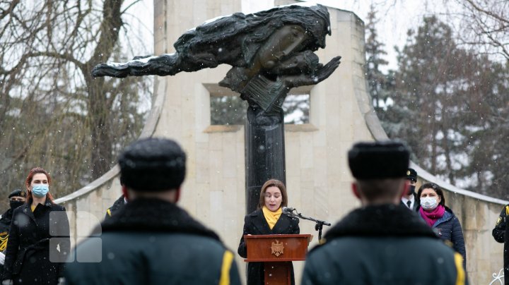 Victimele conflictului armat de pe Nistru au fost comemorate prin depuneri de flori la monumentul "Maica Îndurerată" (FOTOREPORT)