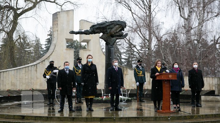 Victimele conflictului armat de pe Nistru au fost comemorate prin depuneri de flori la monumentul "Maica Îndurerată" (FOTOREPORT)